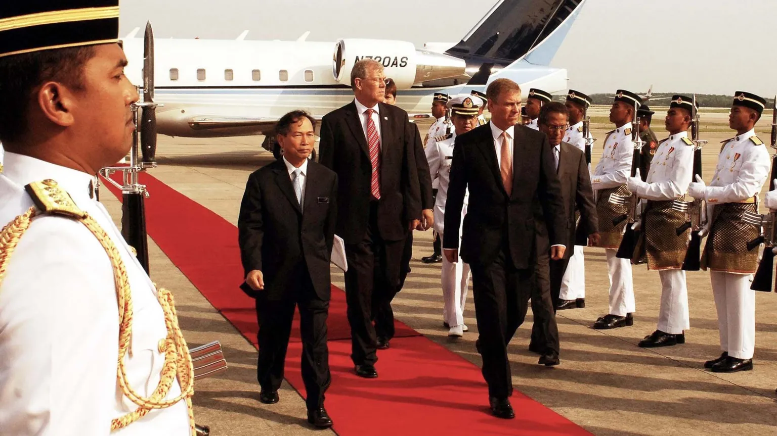 Getty Images A picture of Andrew Mountbatten-Windsor arriving in Kuala Lumpur flanked by Malaysian soldiers and walking along a red carpet in 2007